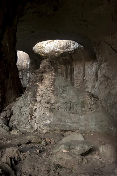 Пещера внутри с отверстиями на потолке — стоковое фото