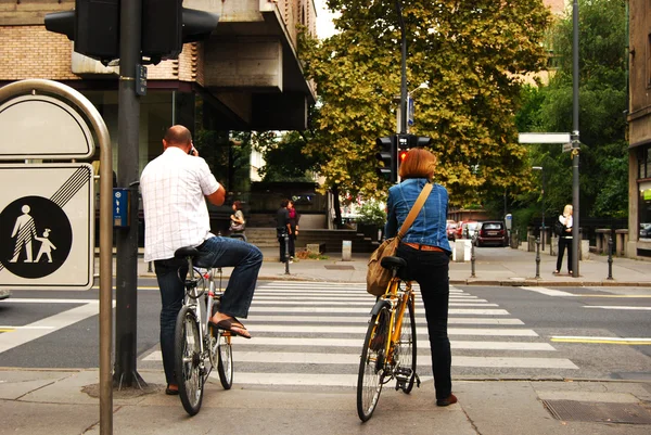 Due ciclisti della città — Foto Stock