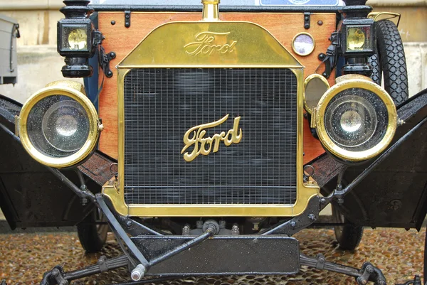 Carro retro do lado da frente — Fotografia de Stock