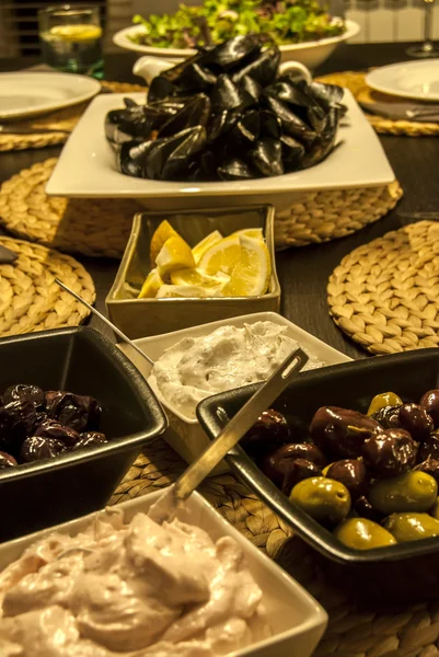 Plats aux moules, olives, caviar — Photo