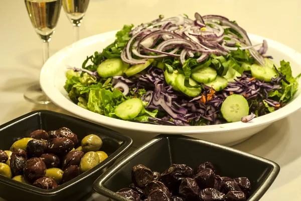 Салат блюдо, оливки — стокове фото