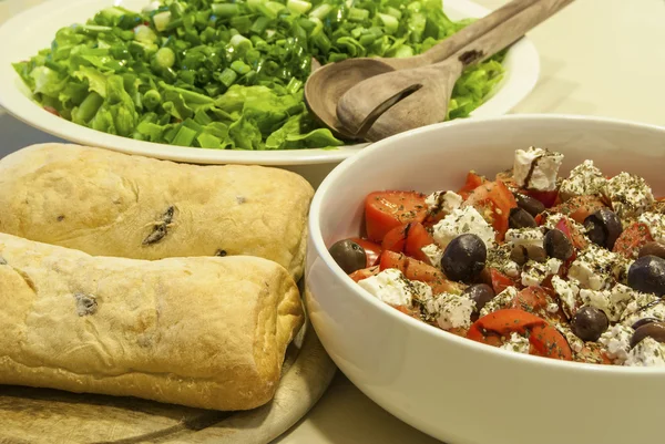 Grüner Salat, Tomaten, Brot — Stockfoto