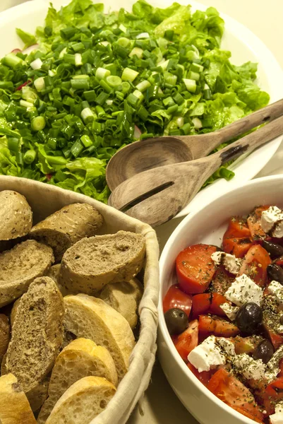 Salada verde, tomates, pão — Fotografia de Stock