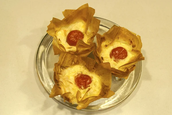 Pequenas tortas com queijo e tomate — Fotografia de Stock