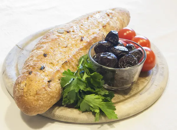 Bread with olives and tomatoes — Stock Photo, Image