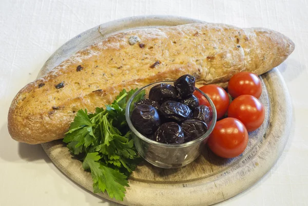 Brød med oliven og tomater – stockfoto