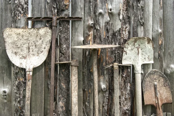 Viejas puertas de madera cerrada con candado oxidado — Fotos de Stock