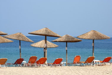 plajda şezlong ve şemsiye