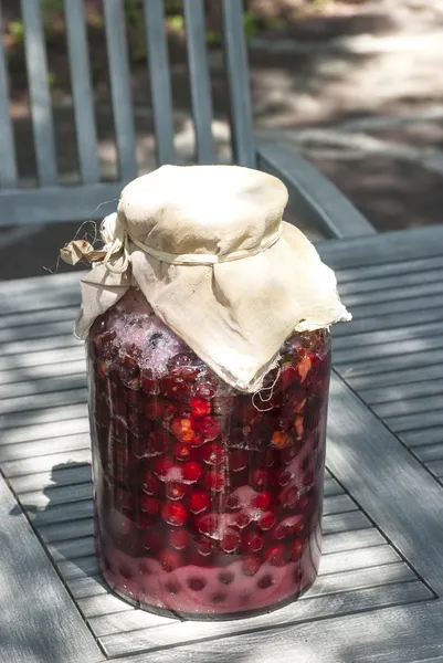 Frasco com cerejas azedas embebidas em açúcar — Fotografia de Stock