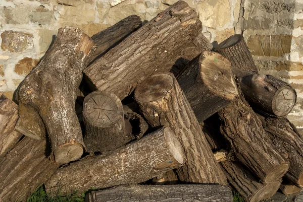 Stapel droog brandhout — Stockfoto