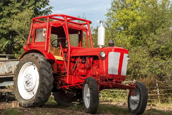 Ročník červený traktor — Stock fotografie