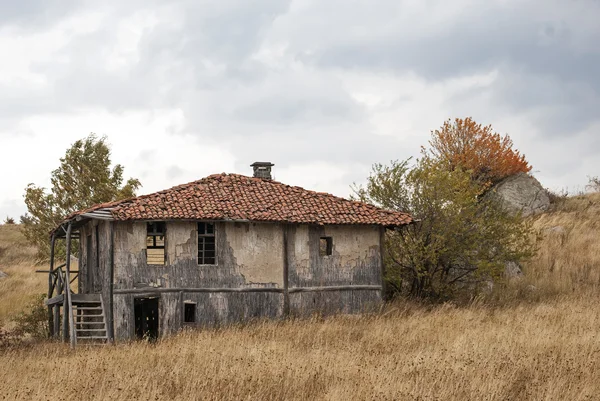 Занедбані гірські будинок — стокове фото