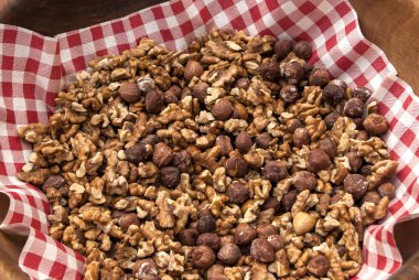 kavrulmuş fındık ve ceviz