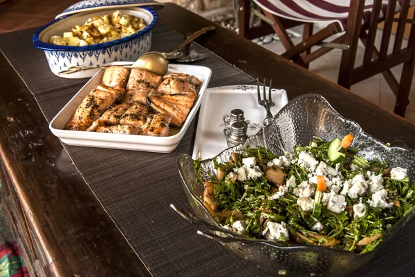 Table rustique avec des plats — Photo