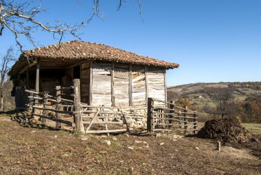 eski yıpranmış ahır