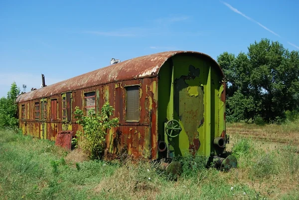 Заброшенный ржавый вагон — стоковое фото