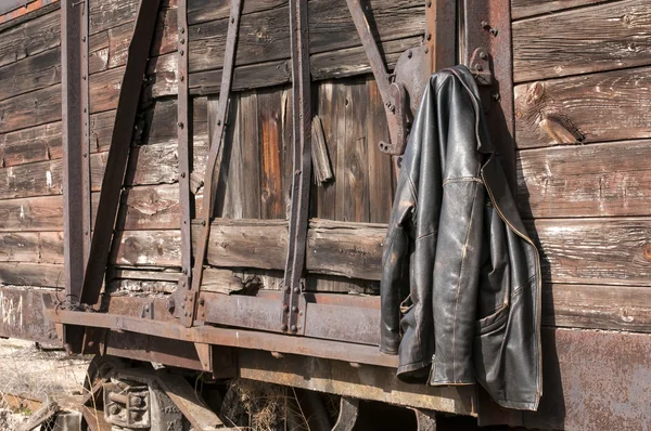 Jaqueta de couro na parede de madeira — Fotografia de Stock