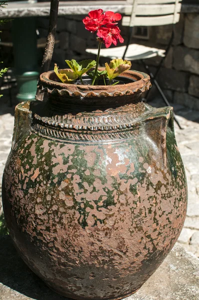Old pottery in garden closeup — Stock Photo, Image