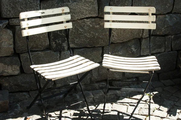 Два старовинні розкладні стільці — стокове фото