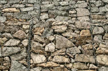 Taşlar konularak gabion sepetler