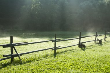 Çayır kırsal ahşap çit