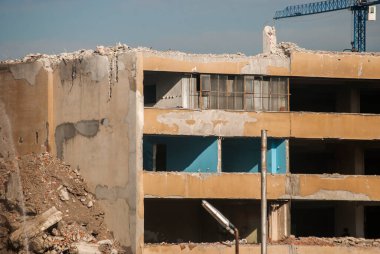 Güneşli bir günde binanın kontrollü yıkımı