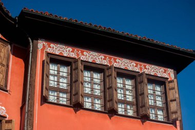 Eski Bulgar evinin ayrıntıları güneşli bir günde kapanır