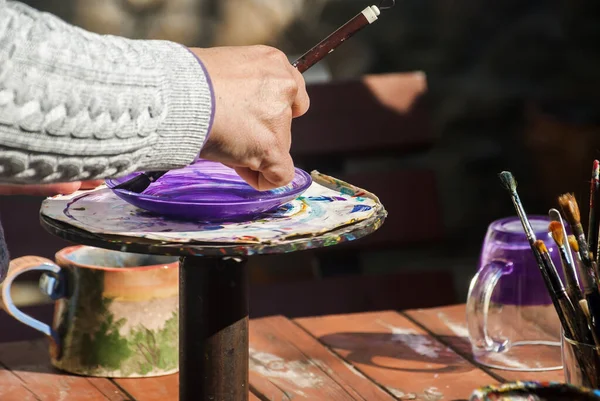 Female Hand Painting Ceramic Saucer Potter Wheel Motion Closeup — Stock Photo, Image