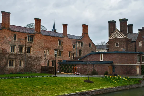 Nehir kıyısında geleneksel İngiliz evleri olan köy manzarası