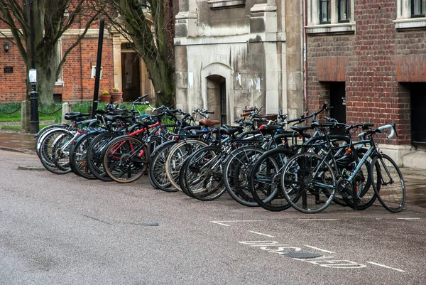 Fietsen Geparkeerd Naast Elkaar Straat Oude Engelse Stad — Stockfoto