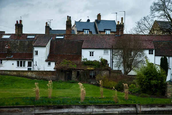 Blick Auf Die Ländliche Stadt Mit Traditionellen Britischen Häusern Fluss — Stockfoto