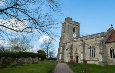 Mezar taşları olan taştan bir kilise avlusu.