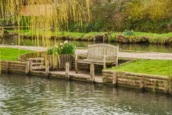 Holzbank Auf Ruheplatz Flussufer Nahaufnahme — Stockfoto