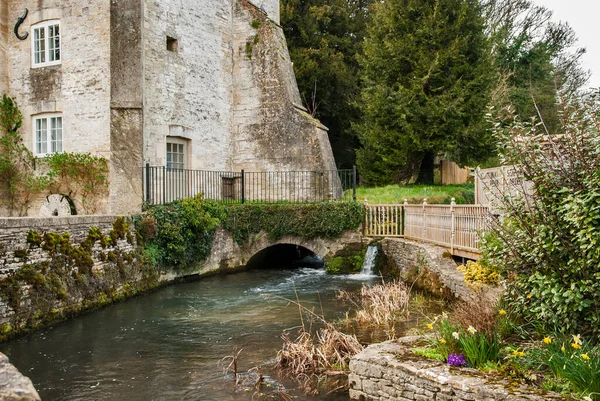 Rivière Passant Vieilles Maisons Médiévales Pierre Dans Village Provincial Britannique — Photo