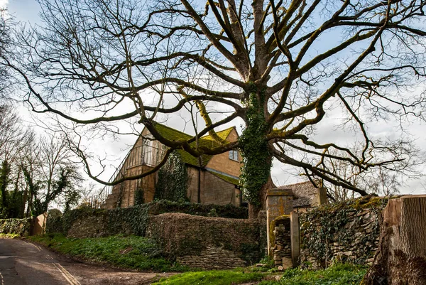 古老的传统浪漫石头英国乡村别墅 — 图库照片