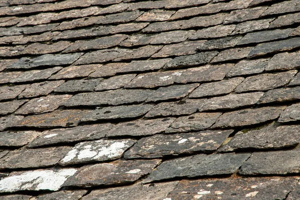 Eski taş kiremitler çatıyı taş zemin olarak kapatır