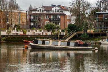 Kanal, İngiliz kanal nehri üzerindeki tekneleri daraltıyor.