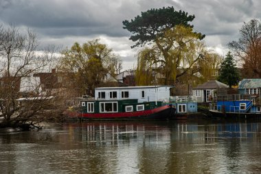 Kanal, İngiliz kanal nehri üzerindeki tekneleri daraltıyor.