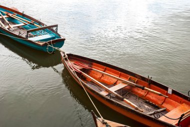 Richmond, Londra 'daki Thames nehrinin sularında düz nehir altı ahşap kayıklar.