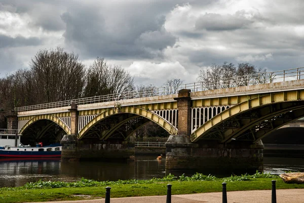 Alte Traditionelle Englische Steinbrücke Über Den Ruhigen Fluss — Stockfoto