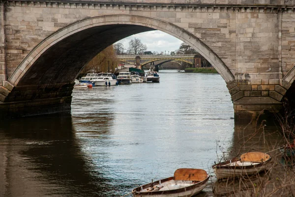 Alte Traditionelle Englische Steinbrücke Über Den Ruhigen Fluss — Stockfoto