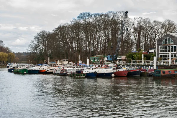Kanalschmale Hausboote Auf Dem Englischen Kanalfluss — Stockfoto