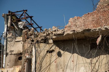 Güneşli bir günde yıkılmış ev duvarı.