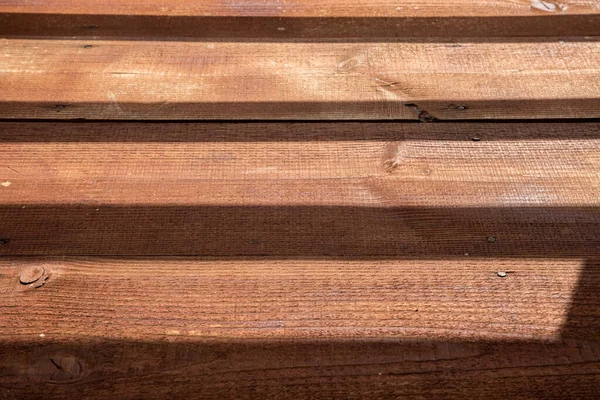 Drewniana Powierzchnia Podłogi Kontrastującymi Cieniami Światła Słonecznego — Zdjęcie stockowe