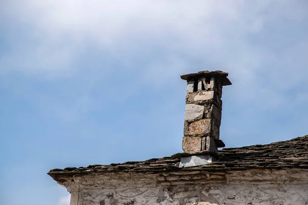 Velho Telhado Casa Tradicional Búlgaro Com Chaminé — Fotografia de Stock