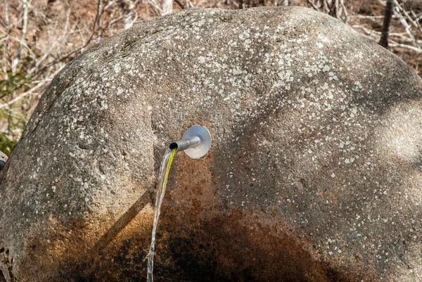 Каменный Горный Фонтан Чистой Водой Течет Природного Источника Непрерывным Трубопроводом — стоковое фото