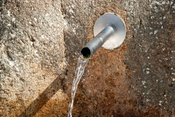 Stone Mountain Fountain Clear Pure Water Running Coming Nature Spring — kuvapankkivalokuva