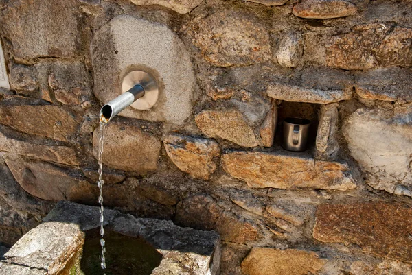 Doğal kaynaklardan gelen temiz suyla taştan bir çeşme ve kesintisiz boru hattı var.