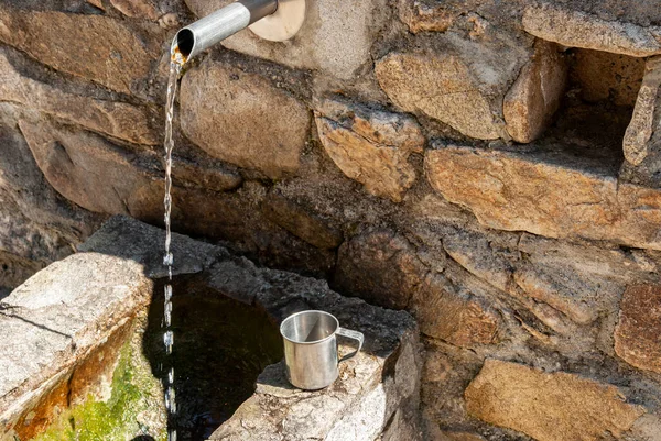 Doğal kaynaklardan gelen temiz suyla taştan bir çeşme ve kesintisiz boru hattı var.