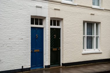 Ön kapı ve pencereli ön ev cephesi